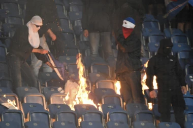 (VIDEO) OBRAČUN HULIGANA U NEMAČKOJ: Navijači zapalili tribine i prekinuli meč!