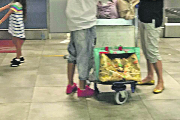 Jovana sa mamom traži pasoš