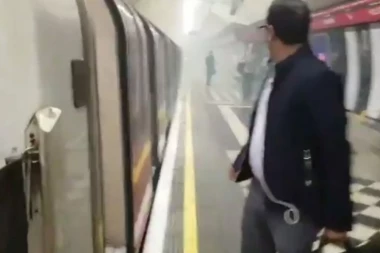 PANIKA U LONDONU: Na železničkoj stanici dim i vatra! (VIDEO)