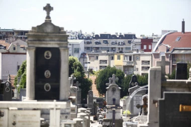 SVAĐA OKO GROBNE PLOČE: SPC ne da petokraku!