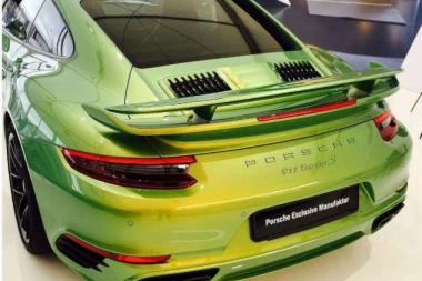 (FOTO) PORŠEOM direktno u drvo! Klizav kolovoz i nepažnja ga koštali kao Svetog petra kajgana