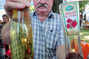 NI AMERIKA JOJ NIJE ODOLELA: "U rakiji je esencija srpskog bića"