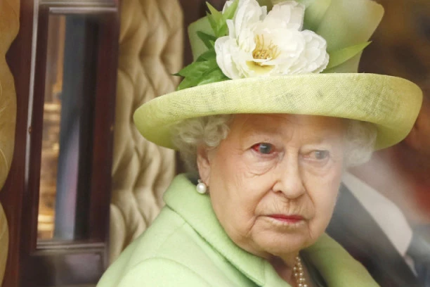 BLIŽI JOJ SE KRAJ?! Posluga kraljice Elizabete tvrdi, ona neće preživeti avgust!