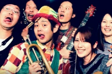 POTPUNI HIT: JAPANCI kidaju kako pevaju i sviraju Mesečinu, Čoček, kao da su SRBI (VIDEO)