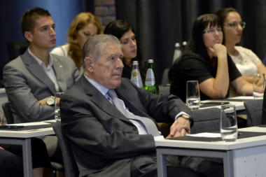 OPLJAČKAN BIVŠI AMBASADOR: Unkoviću iz stana odneli 5.000 evra!