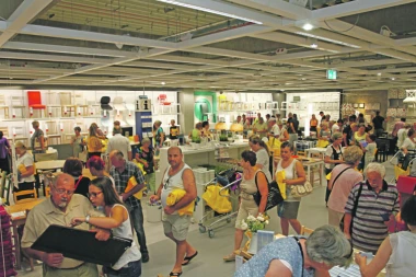 Penzioneri, poranite po namirnice: U ovim prodavnicama sutra možete kupiti hranu!