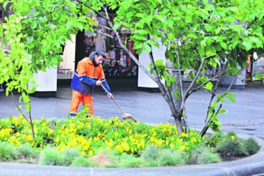 SRBI RADIJE NA ROBIJI NEGO DA ČISTE ULICE: Građanima ispod časti da odrade kaznu u "Gradskoj čistoći"