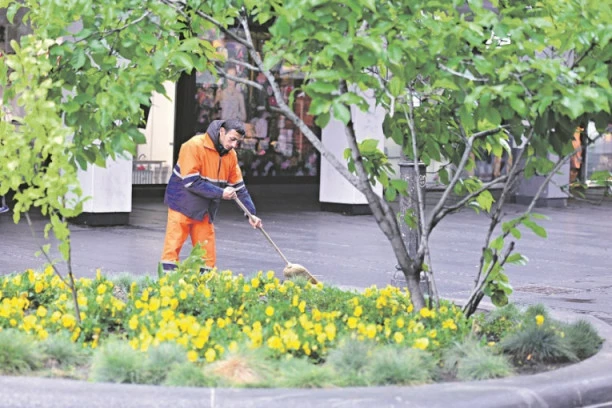 POŠTENJAČINA! Čistač ulica u Kragujevcu pronašao 800.000 dinara, ali to nije sve - vlasnicima vraćao gomilu izgubljenih dragocenosti