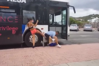 PREKIPELO PUTNICIMA: Vozač autobusa zapamtiće ove batine! (VIDEO)