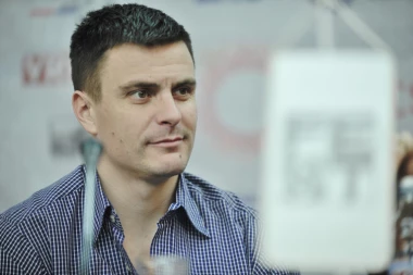 GLUMAC SE PRISETIO VOJNIČKIH DANA!