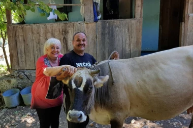 POMIRILI SE VESNA I ZMAJ: Pršte poljupci na sve strane