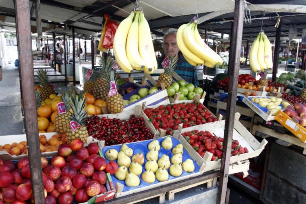 Nije sve na pijaci zdravo! Profesor Stević upozorava: Izbegavajte OVO voće i povrće, PUNO je PESTICIDA!