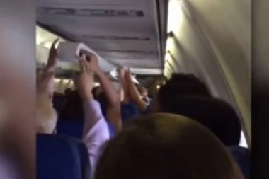 ZABAVA U AVIONU Putnici se igraju s toalet papirom