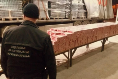 BOGAT ULOV NA CARINI: Duvan među sumnjivom garderobom, suzavcem i bokserima