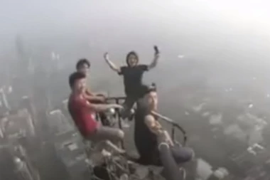 ZASTRAŠUJUĆI SELFI: Kinezi poziraju na korak od smrti