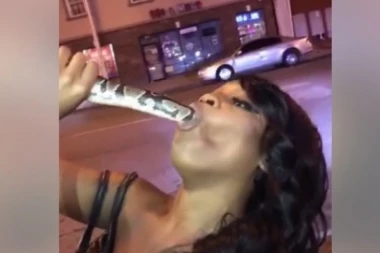 OVO NIKAD NISTE VIDELI: Uzela je živu zmiju i celu stavila u usta!