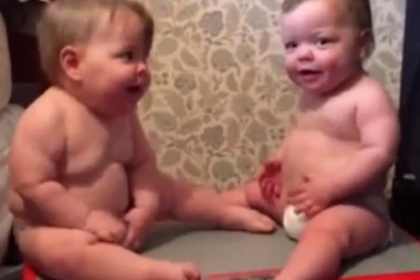 (VIDEO) DUŠE MALE: Ove bebe će vam rastopiti srce!