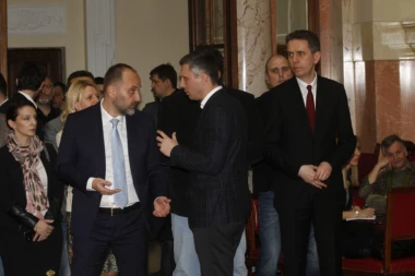 OPOZICIJI SE NE MOŽE UGODITI: Reakcije na odluku SNS o parlamentarnim izborima