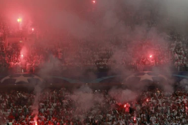 Horde Legijinih navijača zapalile stadion