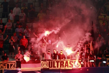 Legijini huligani napali svoje fudbalere na parkingu, Srbin takođe dobio batine!
