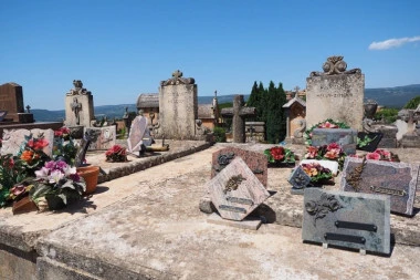 ANTISRPSKE PORUKE U HERCEGOVINI: Na pravoslavnom groblju iscrtani ustaški simboli!