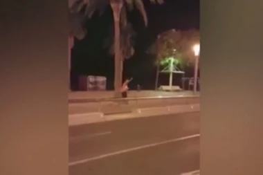 TERORISTA GLEDA POLICAJCE I SMEJE IM SE: Trenutak kasnije, ostao je na mestu MRTAV! (UZNEMIRUJUĆI VIDEO)