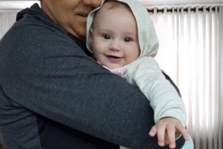 Najsrećnija beba na svetu u naručju deke