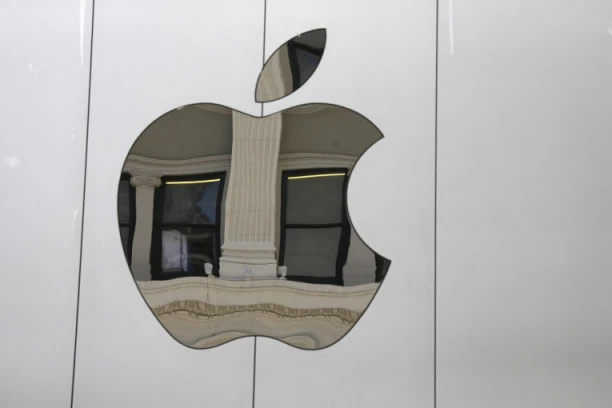 APPLE DOBIO PAPRENU KAZNU: Prodajom Ajfona bez punjača prekršili zakon?!