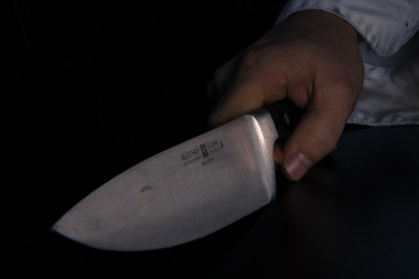 MAJKA I SIN POKUŠALI DA ISKASAPE MUŠKARCA: Nakon rasprave potegli nož, ISEKLI GA PO VRATU!