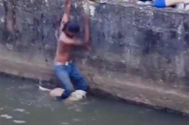 (VIDEO) DEČAK RIZIKOVAO ŽIVOT ZA LUTALICU: Dirljiva akcija spasavanja psa koji se davi!