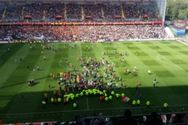 (VIDEO) IGRAČI BEŽALI PRED RAZJARENOM MASOM: Huligani uleteli na teren!