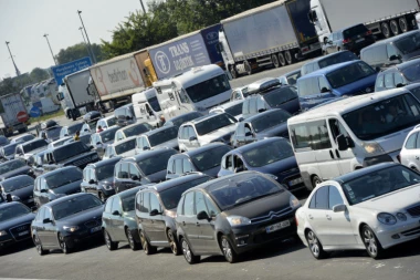 SVI POHRLILI NA MORE! Gužve na granici Srbije i Crne Gore