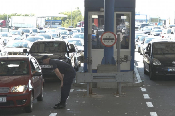 AMSS: Na Batrovcima čekanje do PET SATI