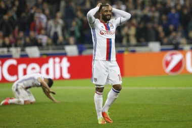 (VIDEO) GOLČINA, BOG TE VIDEO: Fudbaler Liona lobovao golmana sa pola terena!