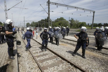 (VIDEO) UBIJEN MIGRANT NA GRANICI: Opšti haos na ničijoj zemlji, policija koristi PRAVE METKE!
