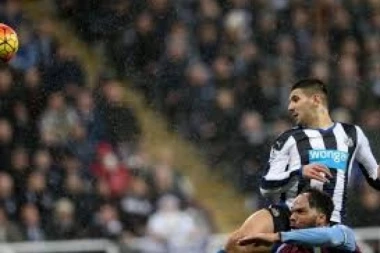 MITROVIĆEV LABUDOV PLES: Naš igrač na izlaznim vratima Njukasla?