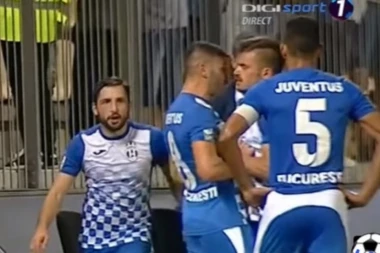 (VIDEO) CIRKUS U RUMUNIJI:  Promašio penal u 96. minutu, potukao se sa saigračem, a onda slomio prst!