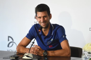 Nole pozira u društvu naših glumaca!