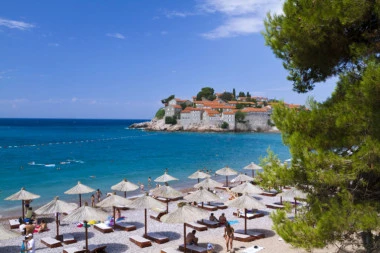 ALBANCI VIŠE NEĆE U ULCINJ: Sad letuju u Budvi