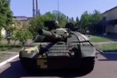 (VIDEO) Porošenko se pohvalio: Ovako izgleda unapređeni tenk T-72