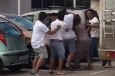 (VIDEO) Sevale pesnice u Zadru: Žestoka tuča ispred poznatog restorana