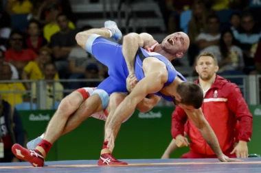 NEMEŠ OD ZLATA: Srpski rvač pokorio svet u Parizu!