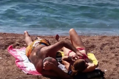 (VIDEO) HIT U PETROVCU: Mazio ženu po međunožju pred svima, a ona kao fina