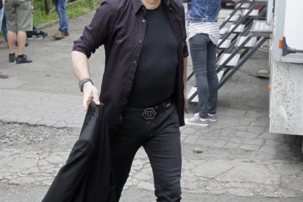 (FOTO) ZALJUBIO SE U MENE ČIM ME JE VIDEO! Poznata pevačica otkrila dugo skrivanu Popovićevu tajnu - ISPLIVALI SVI DETALJI!