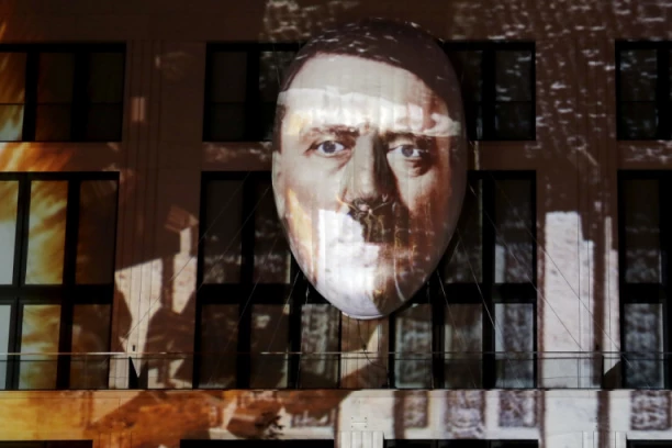 (VIDEO) BRUKE! MLADI AMERIKANCI VELIKE NEZNALICE: Nisu znali ko je Hitler, ali i još mnogo toga!