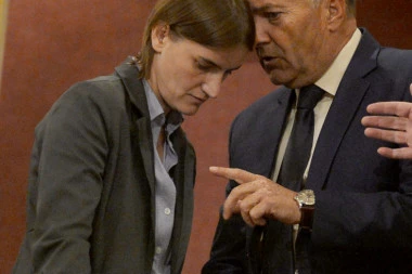 Brnabić i Šarčević u klinču s prosvetarima