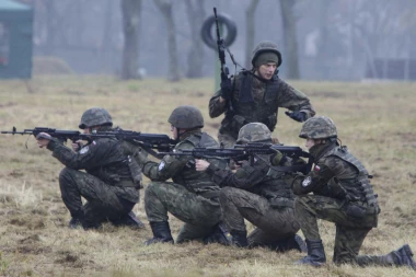 Slovenci se obrukali pred NATO: VOJNICIMA SA ČIZAMA OTPADALI ĐONOVI!
