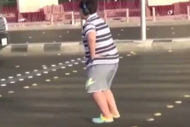 Dečak uhapšen nakon što je odigrao "makarenu" nasred raskrsnice! (VIDEO)