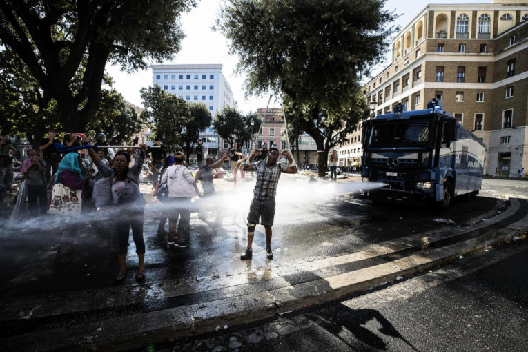 Navodi se i da su ih migranti gađali kamenicama, flašama i da su koristili biber-sprej.