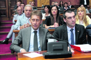 SKUPŠTINA NA NOGAMA ZBOG PRETNJI POSLANIKU: "Zaklaćemo te! A šta ćemo tek raditi tvojim rođakama..."